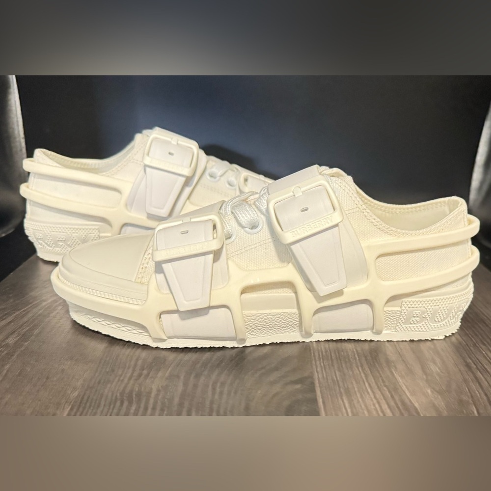 BURBERRY
White Canvas Sneakers
NWT | EU 35 - Picture 14 of 16